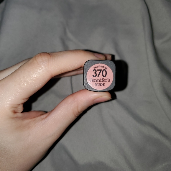 L'Oreal Jennifer's Nude Lipstick - Picture 2 of 3